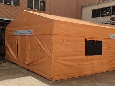 Familiares no usan carpa donada por el Gobierno en Clínicas y dejan mensajes de repudio