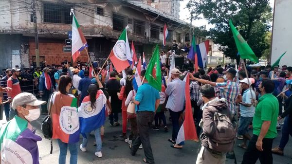 Labriegos se movilizan en el microcentro, en la antesala de la gran marcha campesina - Nacionales - ABC Color