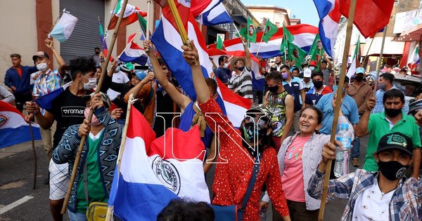 La Nación / Campesinos permanecerán en Asunción hasta lograr salida de Abdo