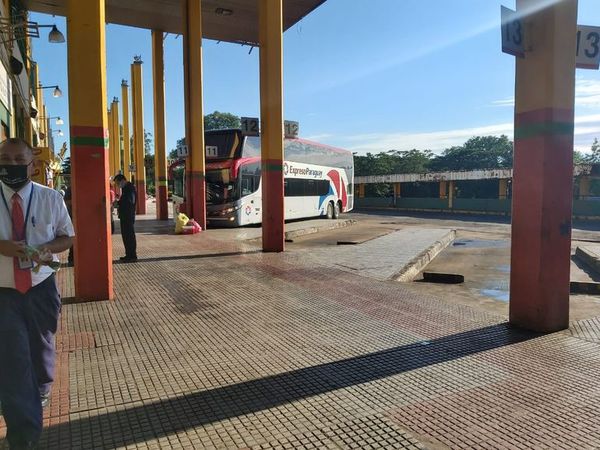 Terminal: pasajeros se adelantan a restricciones, aunque refieren que el flujo es muy bajo - Nacionales - ABC Color