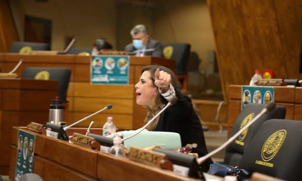 Kattya González denuncia acoso por parte de empresario arenero
