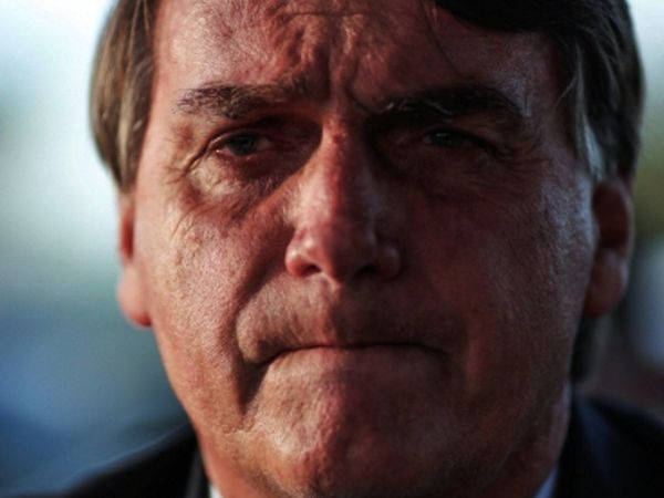 Bolsonaro intenta transmitir tranquilidad y garantiza vacunas