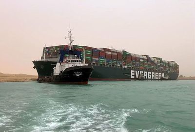 Gigantesco buque portacontenedores encalla y bloquea el Canal de Suez - Mundo - ABC Color