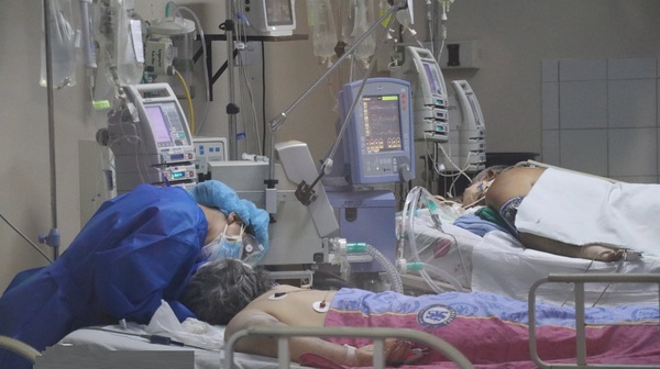 Colapso de hospitales por COVID-19: Ya no hay camas de UTI disponibles ni en privados ni en públicos, advierte neumólogo