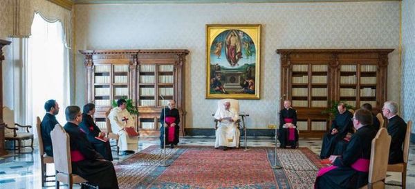 El papa recorta los salarios de los cardenales y miembros de la curia romana