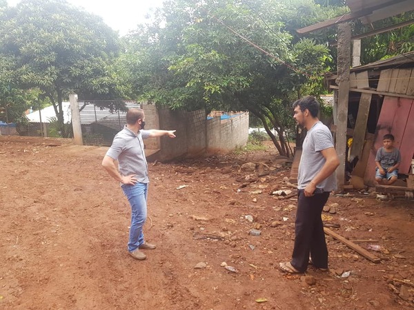 Elías Bernal recorre el barrio Remansito escuchando inquietudes de pobladores - La Clave
