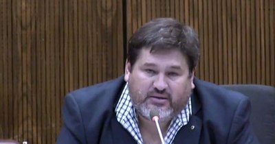 La Nación / “Si con otros usó un puñal, para usted tiene preparada una motosierra”, advierte Ferrer a Abdo