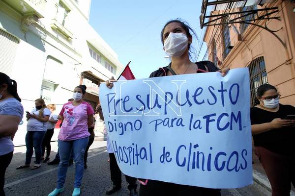 Enfermeras de Hospital de Clínicas se suman a protestas de familiares de internados en el nosocomio - ADN Digital