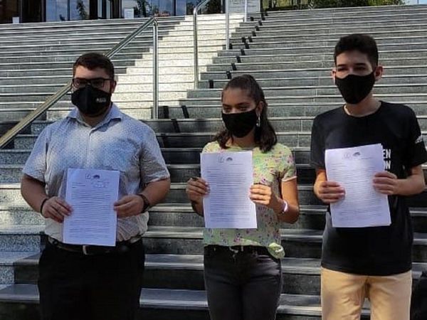 Estudiantes presentan pedido de juicio político a fiscala general