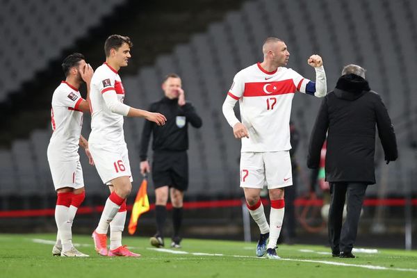 Turquía y Yilmaz complican a Holanda - Fútbol - ABC Color