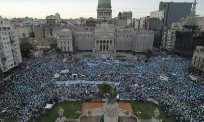 Multitudinaria marcha contra el aborto en Argentina