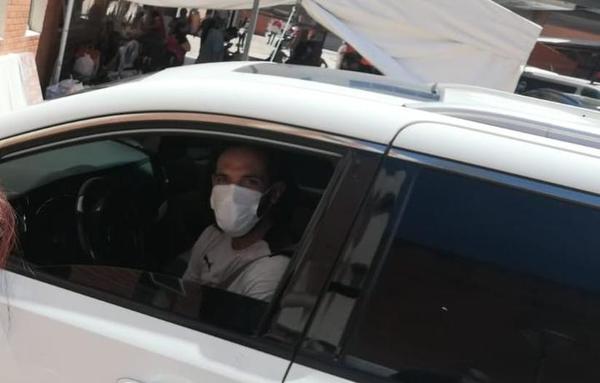 ¡Cuándo no Roque! Donó víveres, colchones y almohadas a familiares de internados