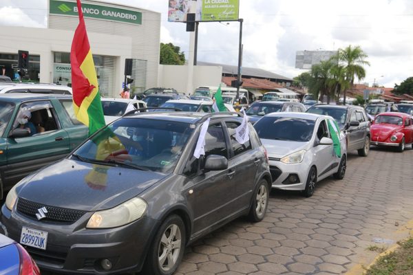 Personal sanitario boliviano hace una numerosa caravana contra ley sanitaria - MarketData