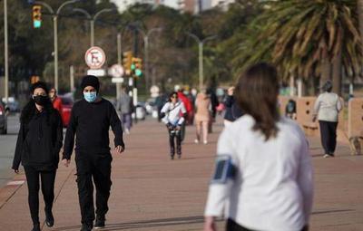 Ante aumento de casos de covid-19, cierran escuelas y oficinas públicas en Uruguay