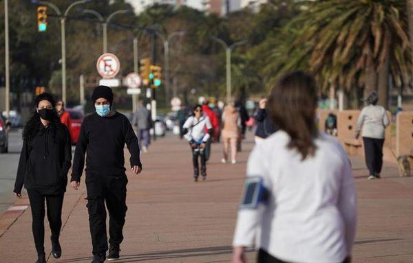 Ante aumento de casos de covid-19, cierran escuelas y oficinas públicas en Uruguay