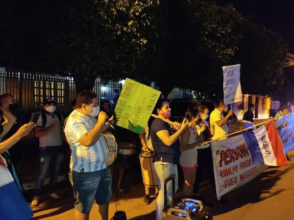 Autoconvocados escrachan a diputado en Guairá - Nacionales - ABC Color