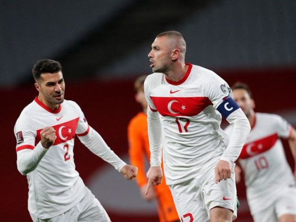 Burak Yilmaz destroza a Holanda