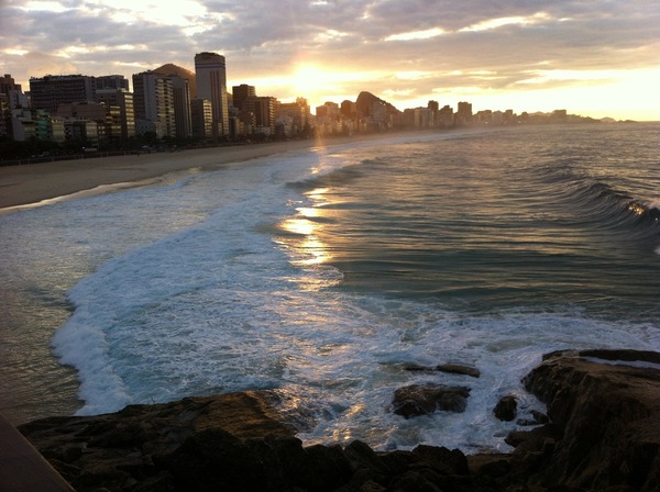 Río prohibió entrar al mar e ir a la playa, ante el 95% de ocupación de terapia intensiva - El Trueno