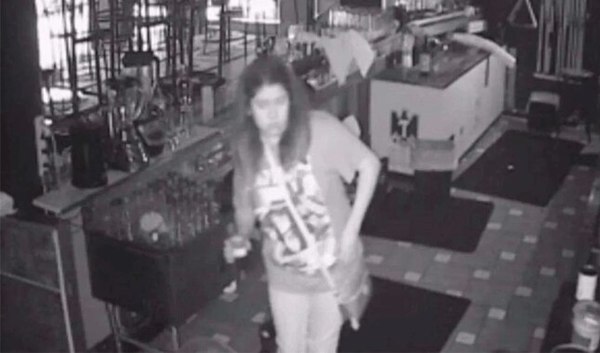 Joven se queda encerrada en un bar y aprovecha a beber gratis [fotos] - El Trueno