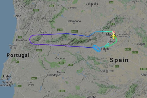 Otra vez en menos de una semana: un hombre alcoholizado intenta abrir la salida de emergencia en pleno vuelo - El Trueno
