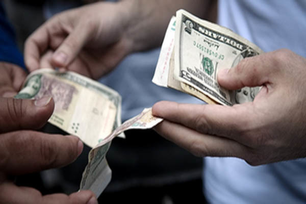 Vuelven las limitaciones a la compra de dólares en Argentina - El Trueno