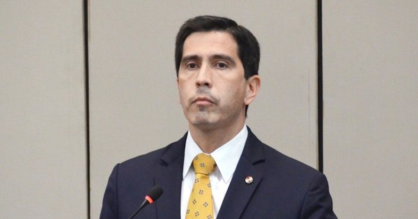 La Nación / Por falta de votos en el Senado, González reasume como asesor