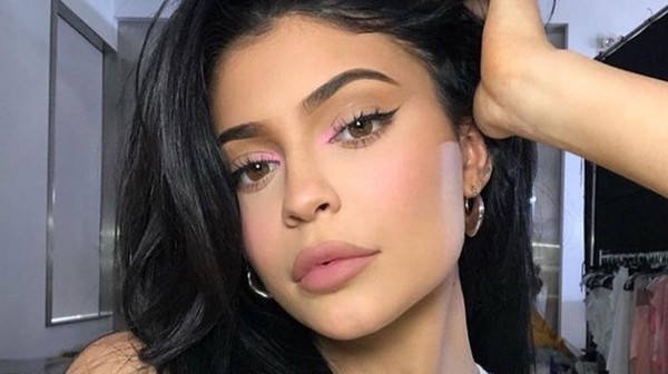 Kylie Jenner revela que sus hermanas le piden que pague las vacaciones ahora que es billonaria - El Trueno