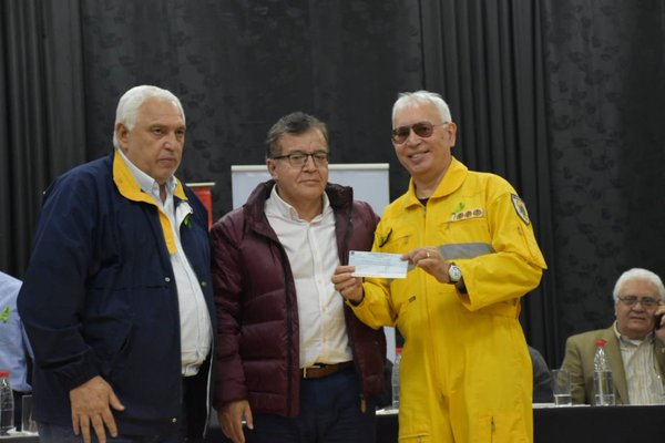 Yacyreta cancela antigua deuda con bomberos voluntarios de Encarnación - El Trueno