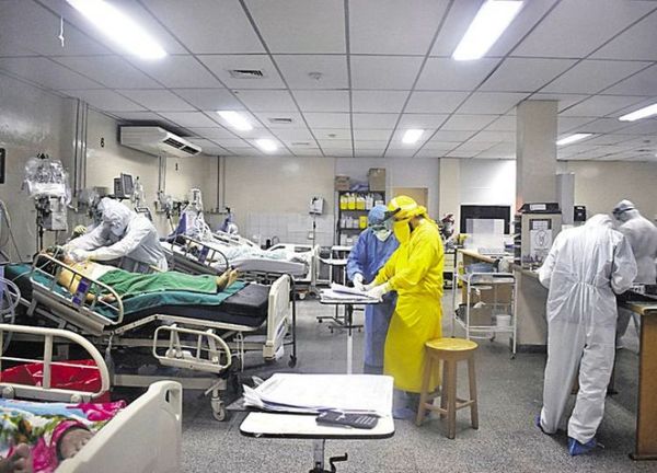 Casos graves de covid se disparan en parte por consultas tardías, estiman desde gremio médico
