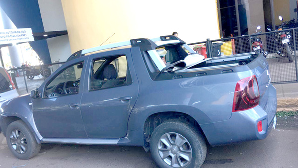 Camioneta presumiblemente robada es abandonada en estacionamiento - La Clave