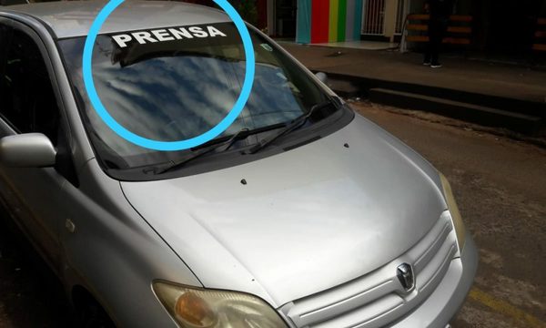 Letrados usan calcomanías de “prensa” para evadir controles policiales