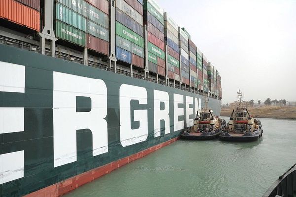 Gigantesco buque encallado frena parte del comercio mundial - Mundo - ABC Color