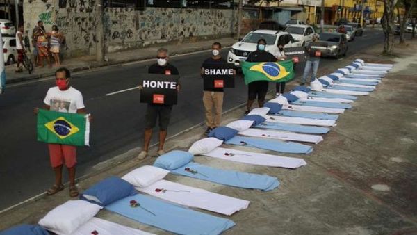 Brasil supera las 300.000 muertes por Covid-19, y Bolsonaro critica las restricciones en Sao Paulo