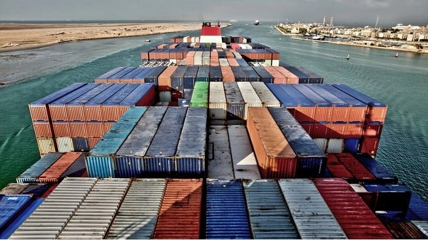 El Canal de Suez, bloqueado por encallamiento de un enorme barco carguero