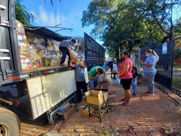 Entregan kits de alimentos en programa de almuerzo escolar