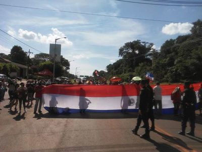 Cierran ruta para exigir ayuda por pandemia en Itapúa - Nacionales - ABC Color