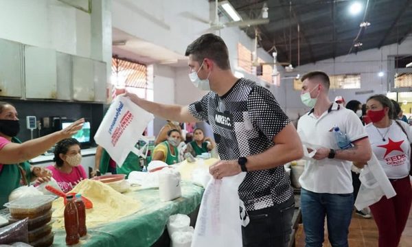 Wiens y González entregan bolsas biodegradables en feria de CDE