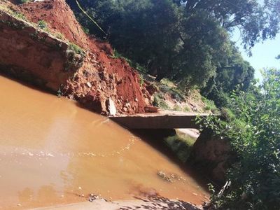 Un puente se derrumba tras el paso de un camión en Luque