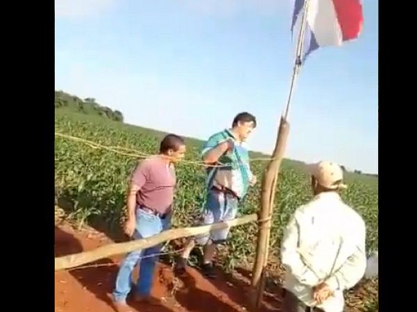Sojero brasileño amenaza con arma a comunidad indígena