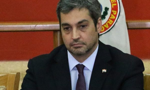 El presidente cada vez mas solo… hasta en Twitter