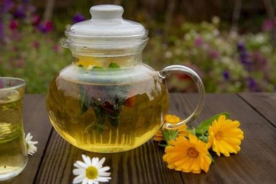 Con esta receta de té de hierbas te sentirás menos estresada