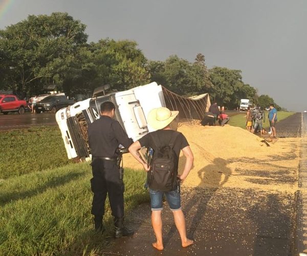 Camión con soja vuelca sobre Ruta Py02