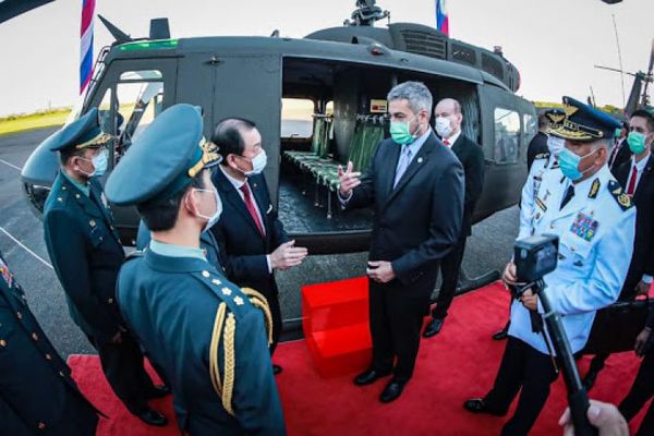 Paraguay recibe tres helicópteros de Taiwán que utilizará para traslado de vacunas