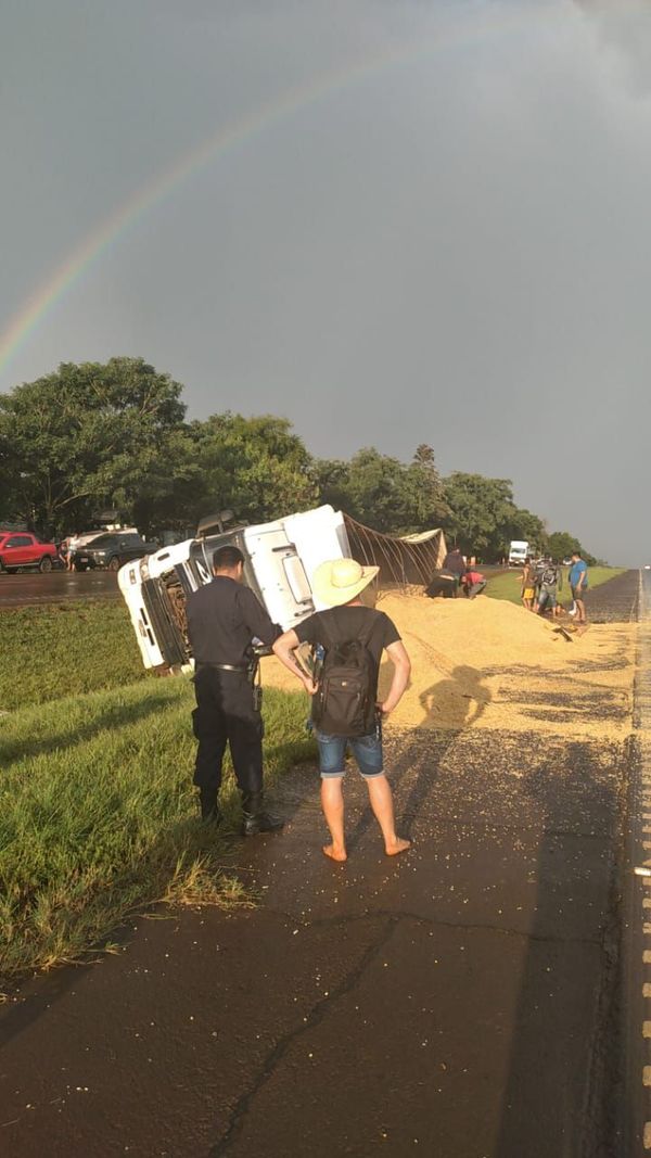 Camión cargado de soja vuelca al costado de la ruta PY02 - ABC en el Este - ABC Color