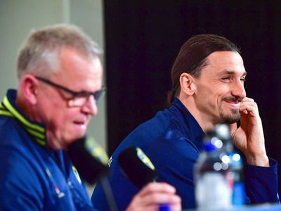 Ibrahimovic cantó por primera vez el himno por promesa a seleccionador