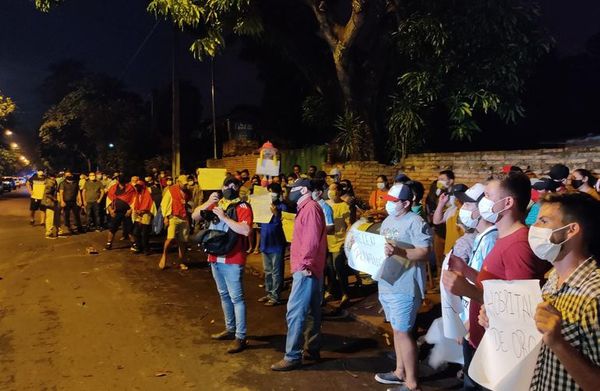 Operadores de diputado Noguera se manifiestan contra Gobernador de Guairá - Nacionales - ABC Color