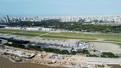 Argentina suspende los vuelos provenientes de Brasil, México y Chile