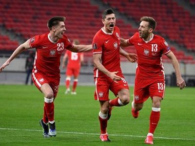 Lewandowski salva a Polonia