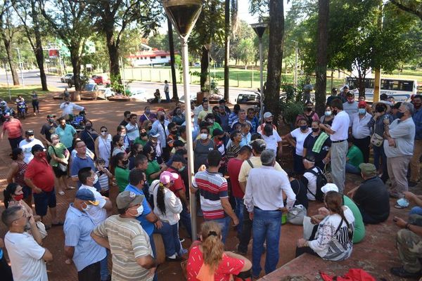 Exfuncionarios protestan contra reducción de pago de indemnización - ABC en el Este - ABC Color