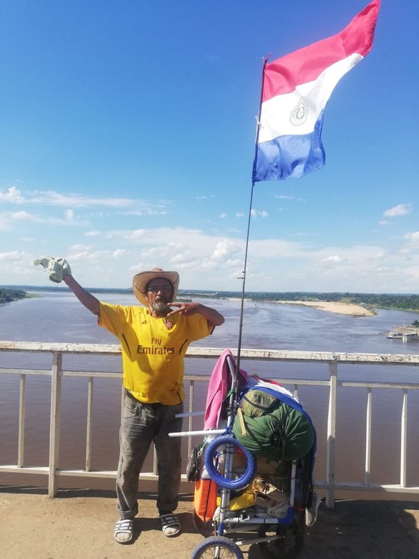 Crónica / ¡Pateó 700 kilómetros hasta Asunción!